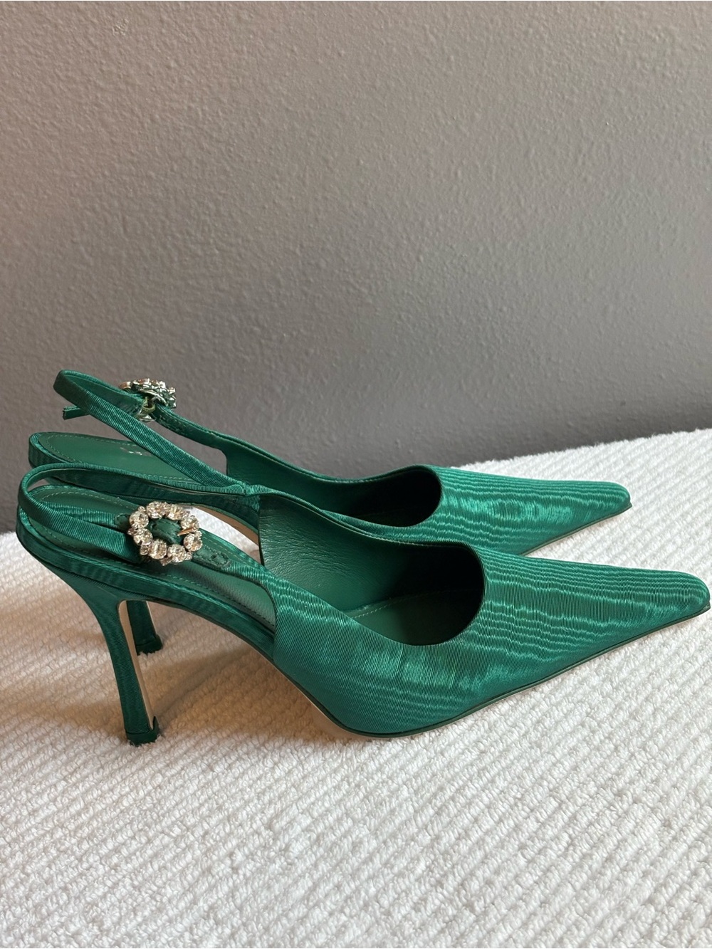 Larroude Carine Emerald Green Slingback Pumps with Crystal Buckle Size 6 New - Picture 2 of 7